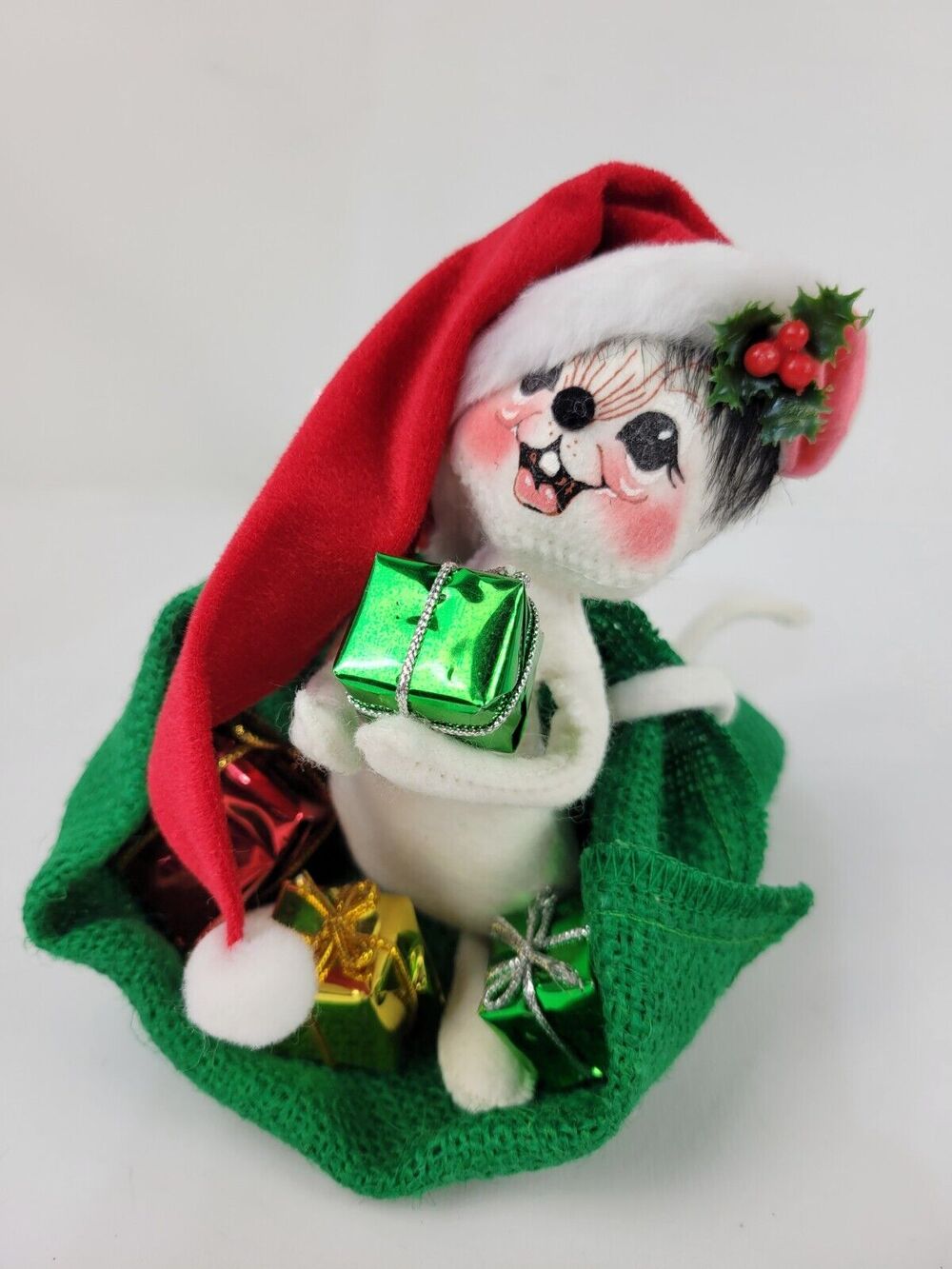 1999 Annalee Mobilitee Mouse in Green Stocking w/present Posable Felt Doll 6"